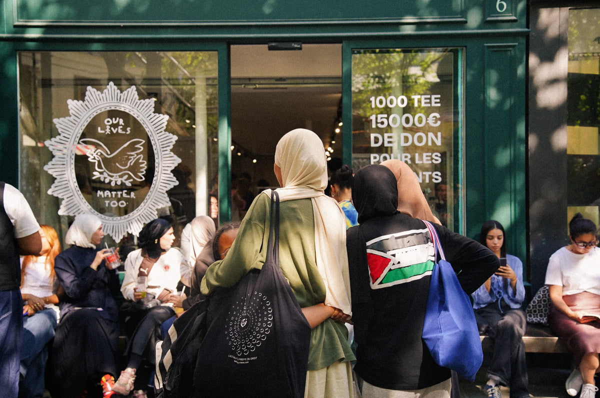 File d'attente devant le pop-up Enfan de Palestine : 1 000 tee-shirts, 15 000 € de dons pour les enfants