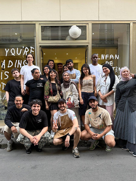 L'équipe et la communauté Enfan de Palestine devant le pop-up